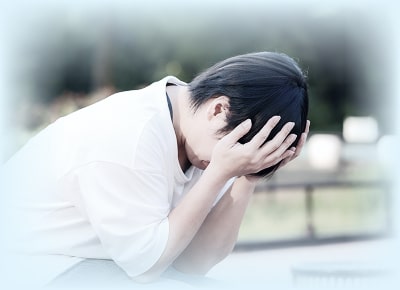 頭を抱える人の写真