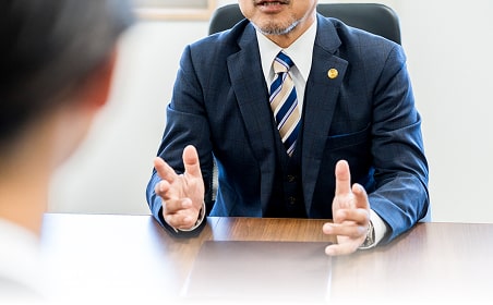 打合せ中の弁護士の写真